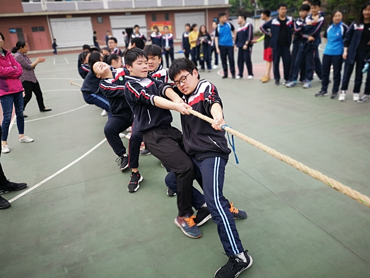 初中组拔河比赛第一名初二（1）班在比赛中.jpg