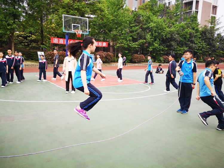 初中组女子集体跳绳初一（2）班在比赛中.jpg