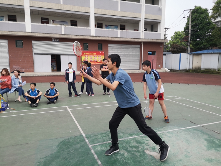 初中组羽毛球男子双打第二名官鑫、陈星宇在比赛中.jpg