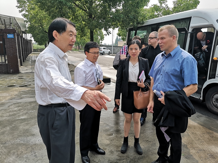 育才学校常务副校长向启新,德育副校长丁建国等学校领导在学校门口