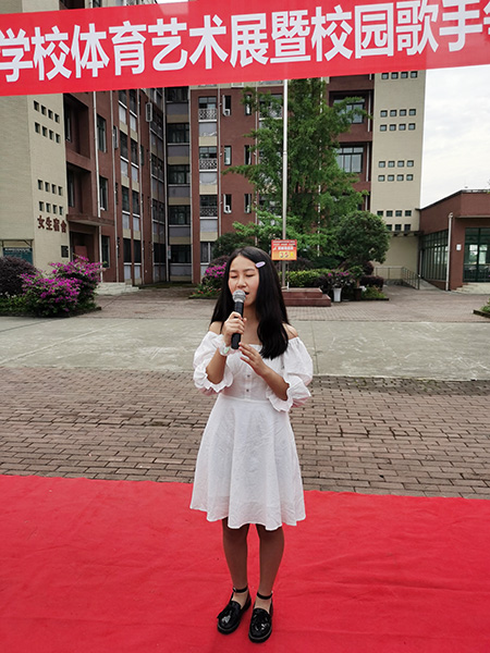 张晓涵在演唱《想见你》.jpg