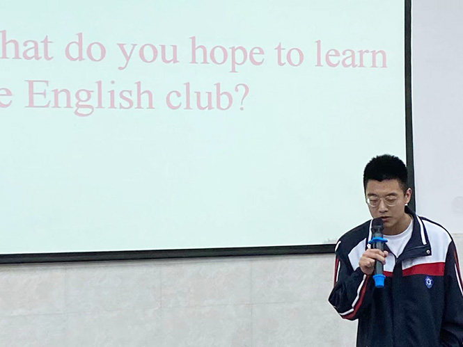 2021年4月20日晚，2020级学生在凤鸣英语社成立仪式中发言.jpg
