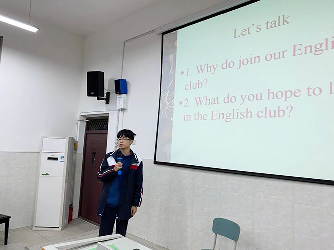 2021年4月20日晚，2020级学生在凤鸣英语社成立仪式中发言2.jpg