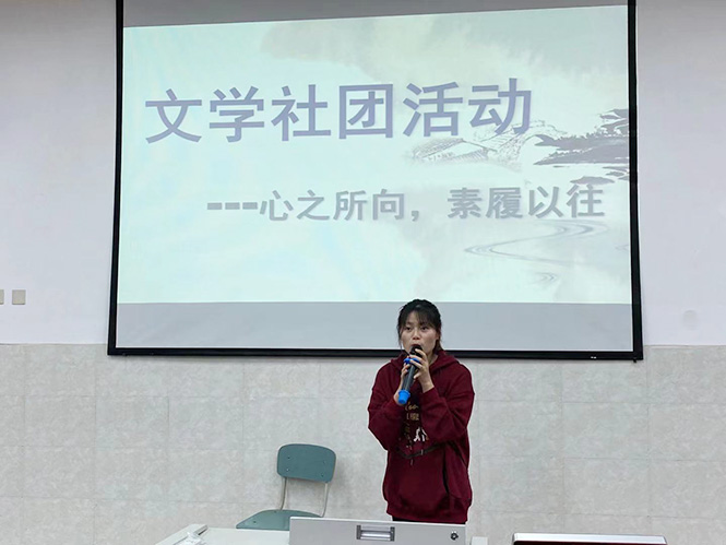 李凤鸣老师组织召开龙翼文学社团活动1.jpg