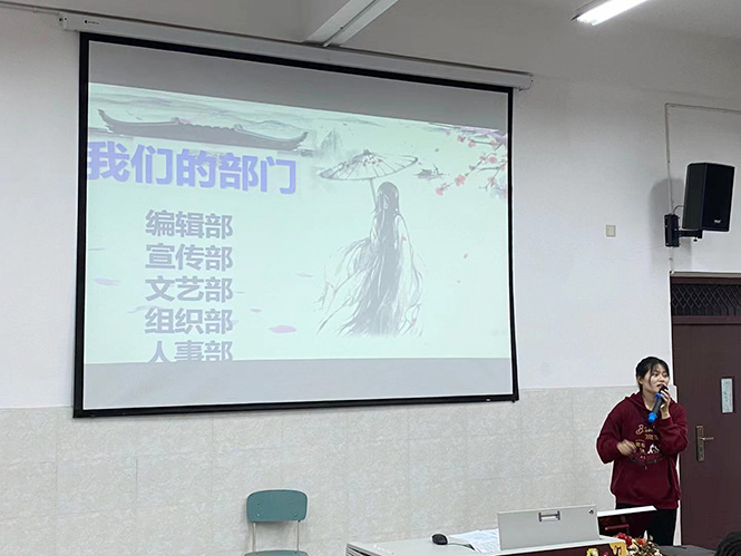 李凤鸣老师组织召开龙翼文学社团活动2.jpg