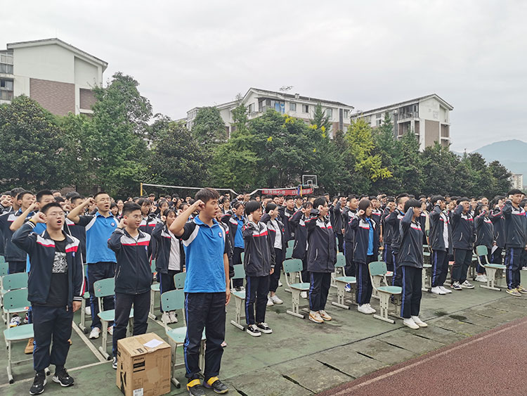 高二学生宣誓.jpg