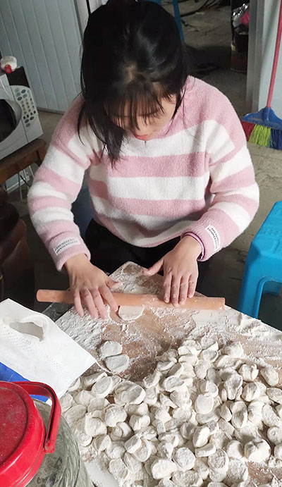 高二3班王佳音在家里包饺子.jpg