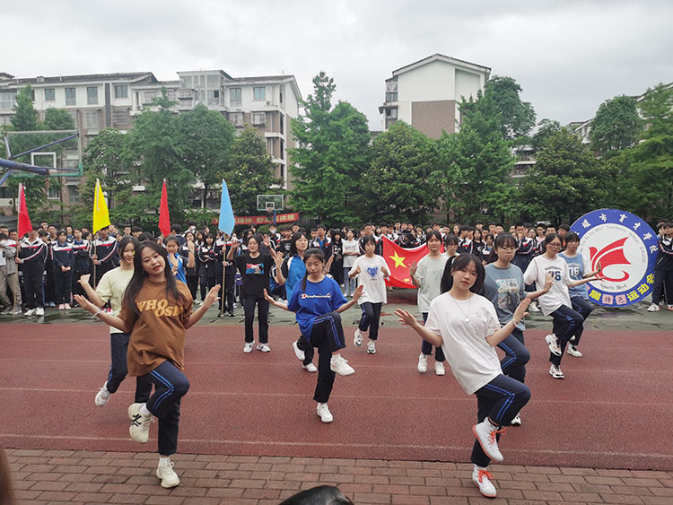 高二5班入场式表演.jpg
