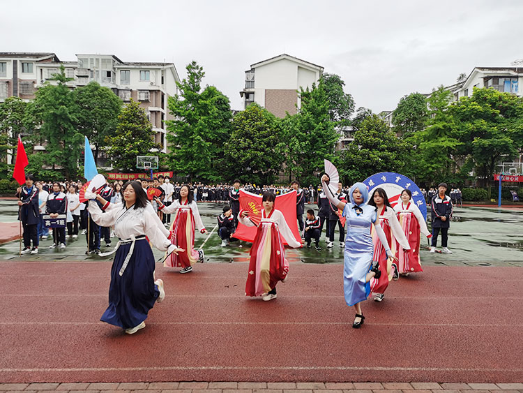 高一2班入场式表演.jpg
