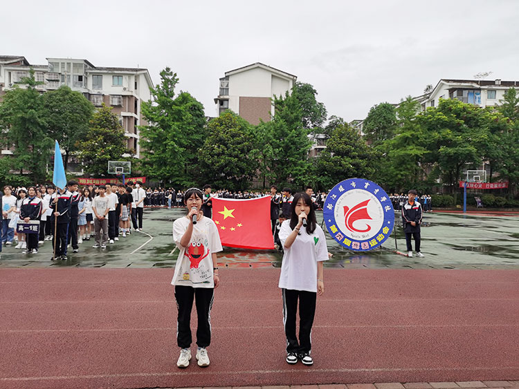 龚蕊漫禧钟正玺同学高唱歌曲《年轮》.jpg