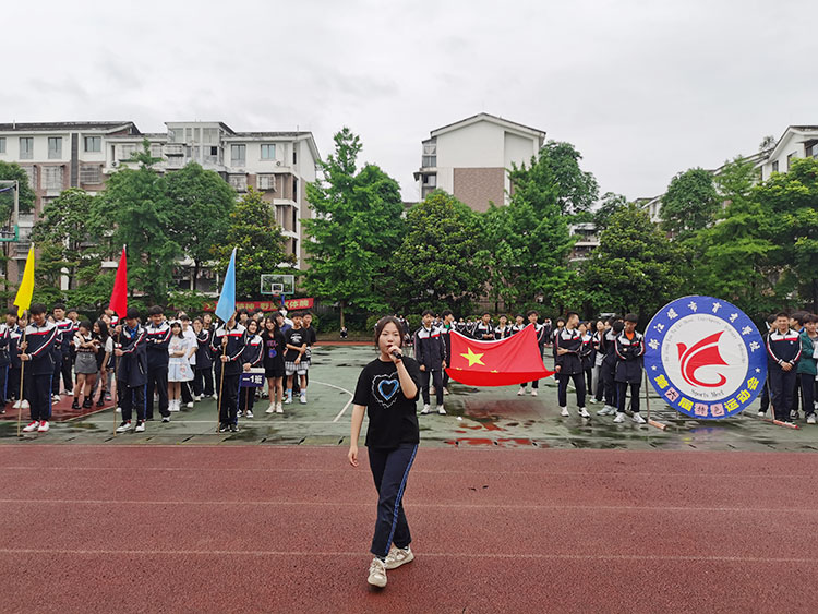 藏族女孩嘎西木初在高歌《悲喜随行》.jpg