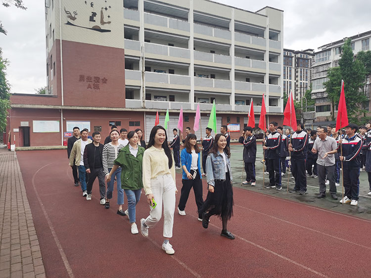 裁判员队伍入场.jpg