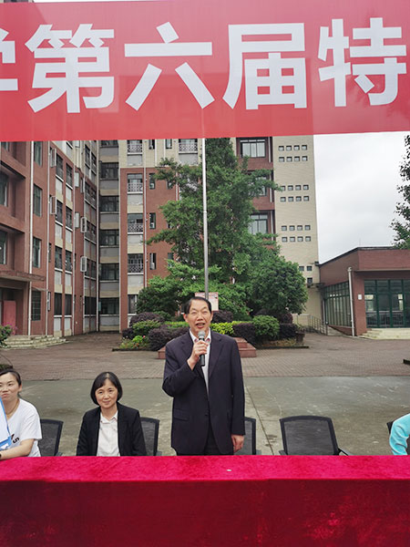 常务副校长向启新宣布运动会开幕.jpg