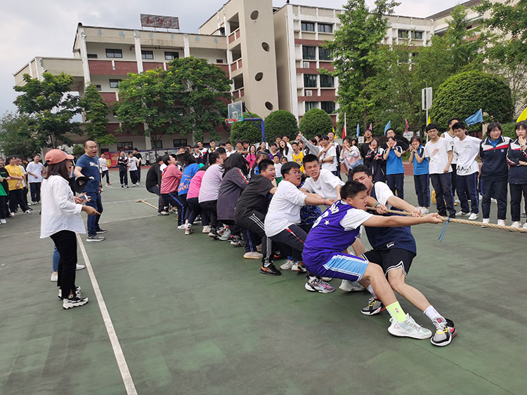高二3班荣获拔河比赛第1名.jpg