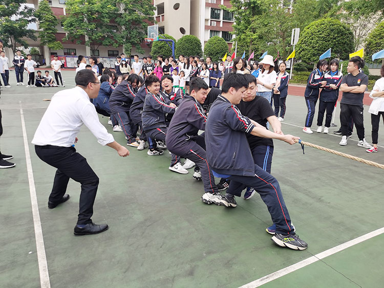 高二2班荣获拔河比赛第2名.jpg