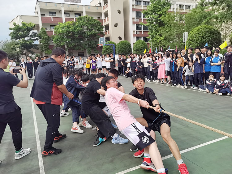 高一4班荣获拔河比赛第3名.jpg