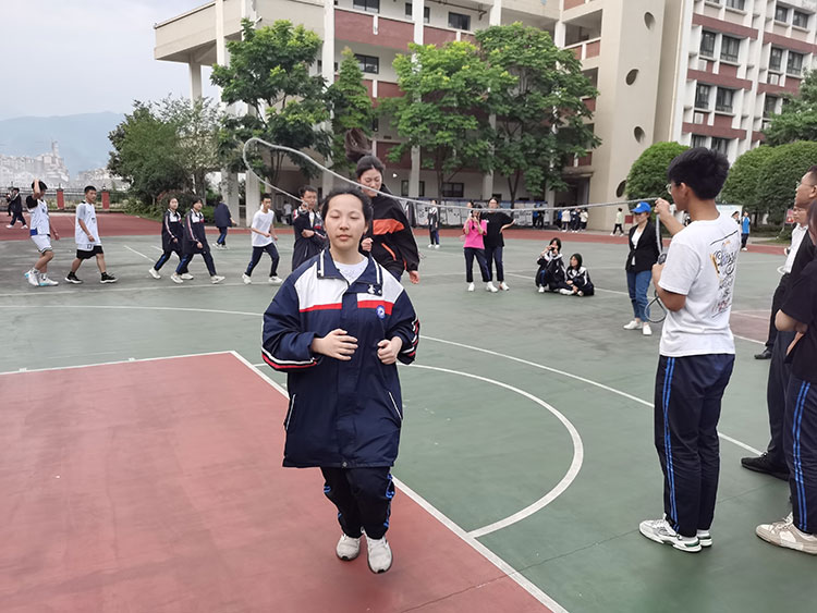 跳大绳比赛精彩瞬间.jpg