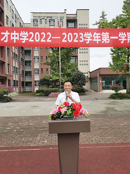 德育主任王国清宣布各类优秀学生名单.jpg