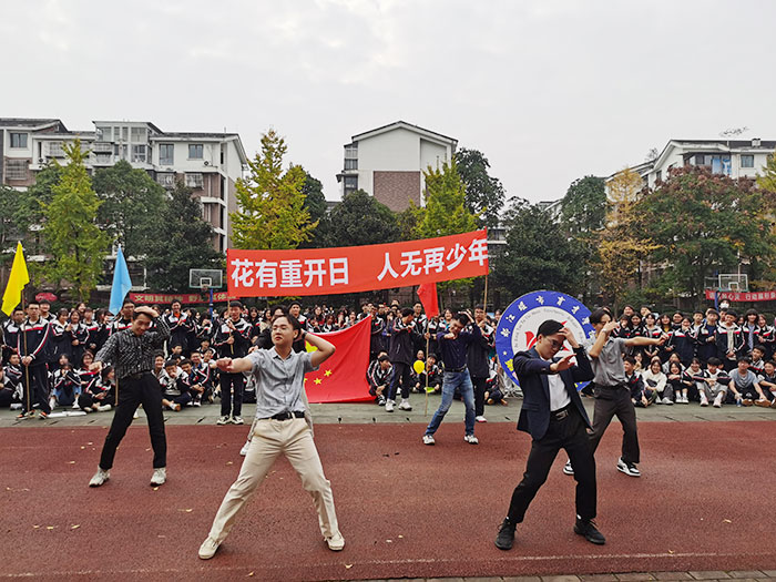 高二5班蒋奇缘、刘镑铵等人的迪斯科.jpg