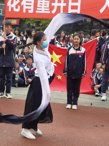 高二5班苏雨其的民族舞.jpg