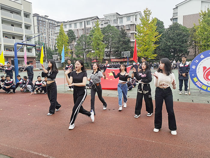 高一1班的“青春少女”表演.jpg