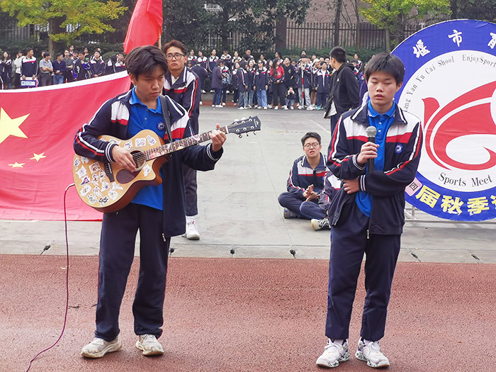 高一5班吉他伴奏演唱.jpg