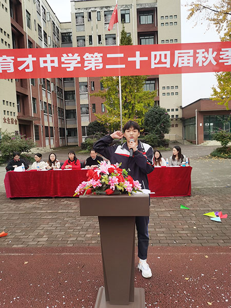 杨程智同学代表运动员宣誓.jpg
