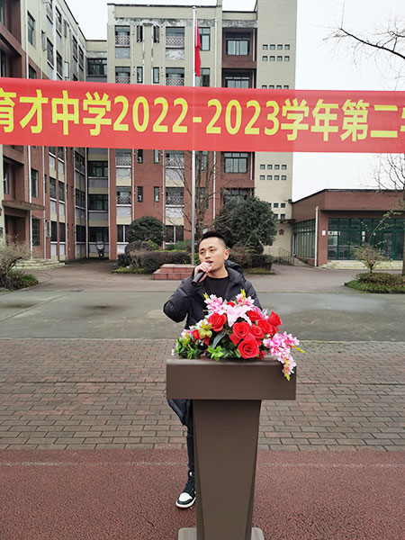 教师代表张杰发言.jpg