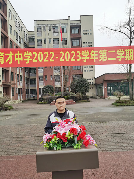 高三学生代表小龙发言.jpg