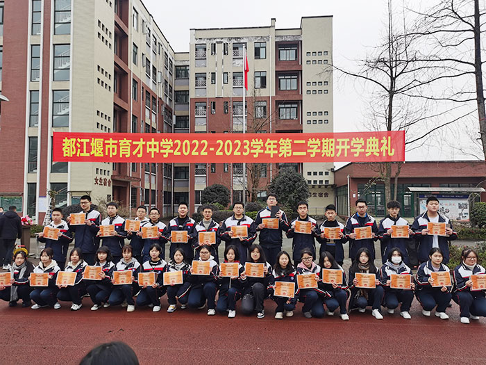 三好学生接受颁奖-(1).jpg
