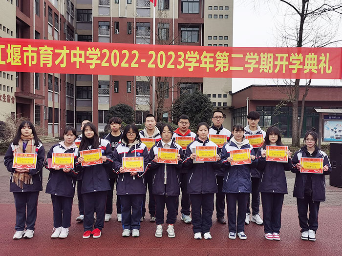 优秀学生干部接受颁奖.jpg