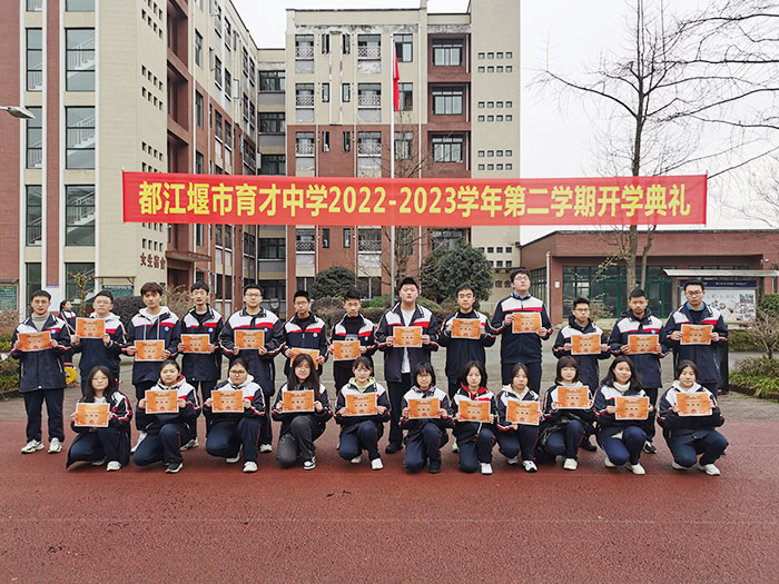 学习优秀者接受颁奖-(1).jpg