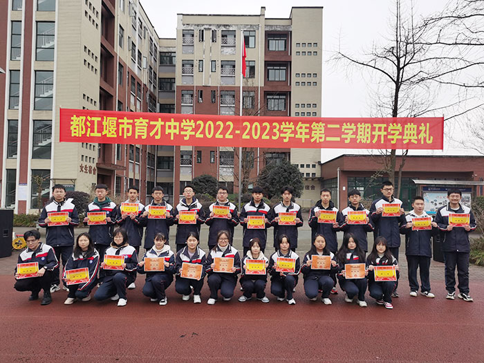学习优秀者接受颁奖-(2).jpg
