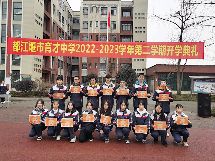 学习优秀者接受颁奖-(3).jpg