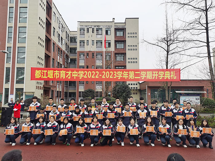 学习优秀者接受颁奖-(4).jpg