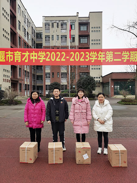 “同课异构”赛课优秀教师接受颁奖.jpg