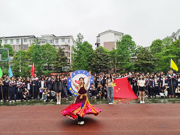 高二5班泽朗俄满的藏族舞旋转腾挪精彩无比.jpg