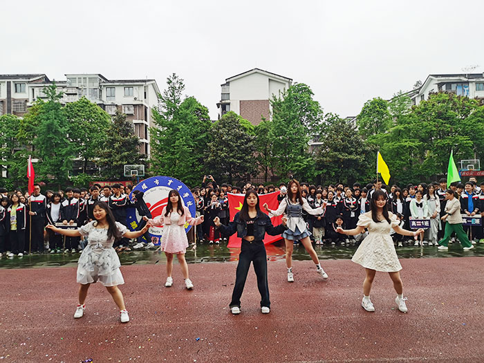 高二3班现代舞舞姿优美活力四射.jpg