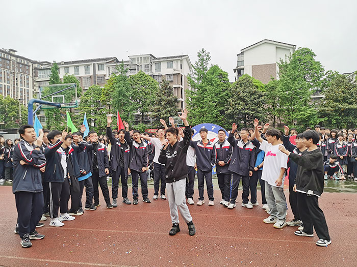 高二4班一众男生边唱边舞兴高采烈.jpg
