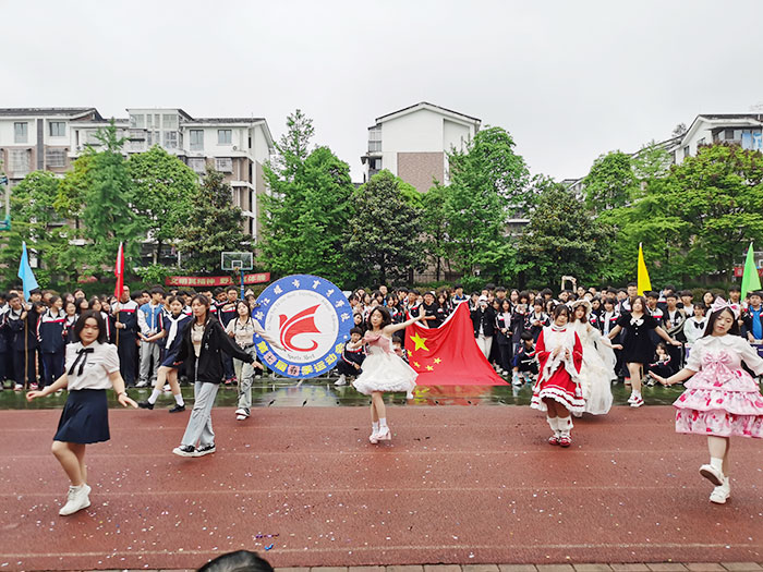 高二1班的群舞尽情绽放青春活力.jpg