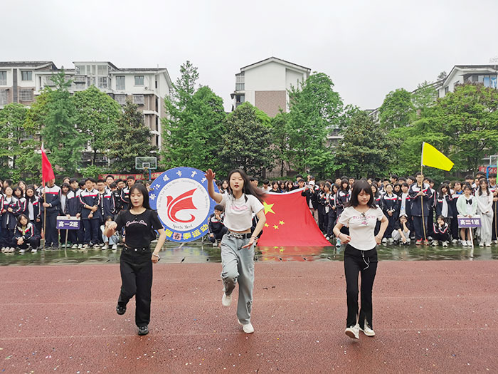 高二2班的现代舞清风扑面动作优美.jpg