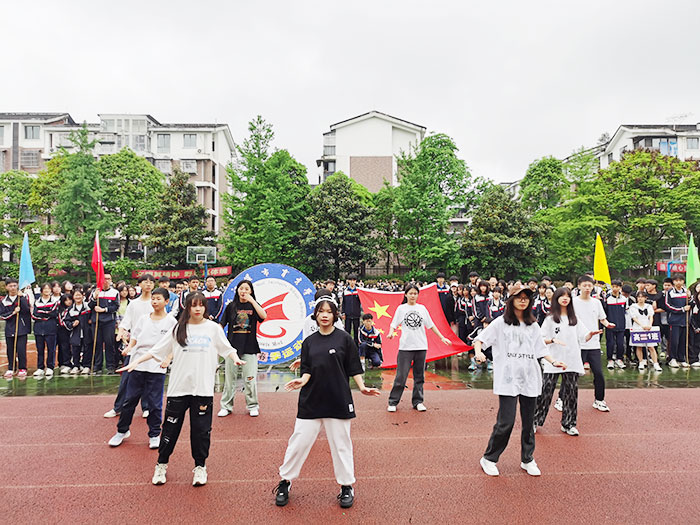 高一3班的现代舞惟妙惟俏活泼可爱.jpg