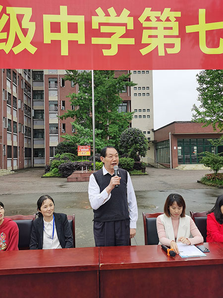 常务副校长向启新宣布第七届春季运动会开幕.jpg