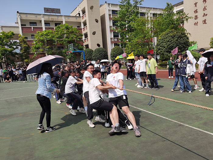 高二3班荣获拔河比赛冠军.jpg