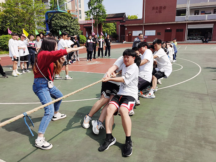 高一5班荣获拔河比赛亚军.jpg