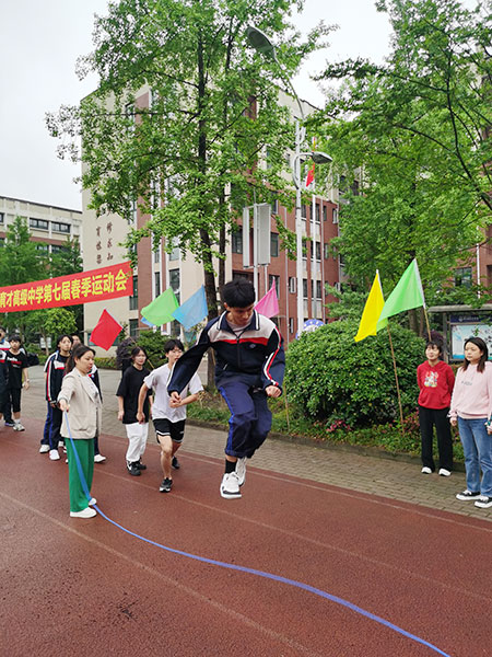 跨越大绳凌空漫步.jpg