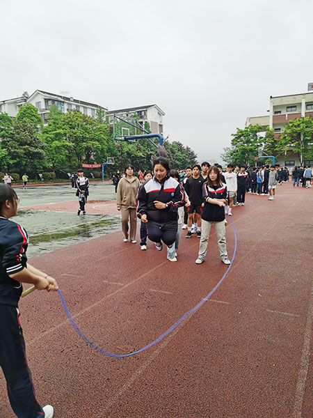 跨越大绳精彩瞬间.jpg