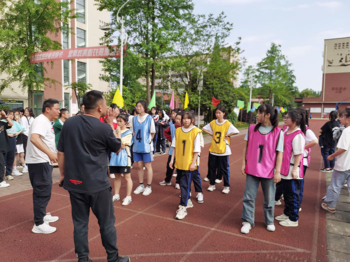裁判长讲接力赛规则.jpg