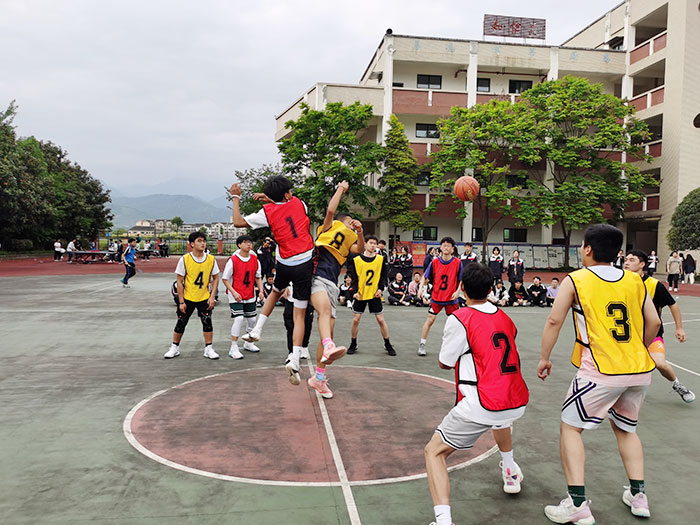 篮球比赛开始瞬间.jpg