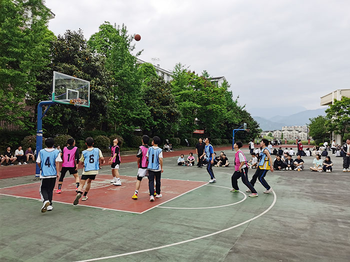 篮球友谊赛进行中.jpg
